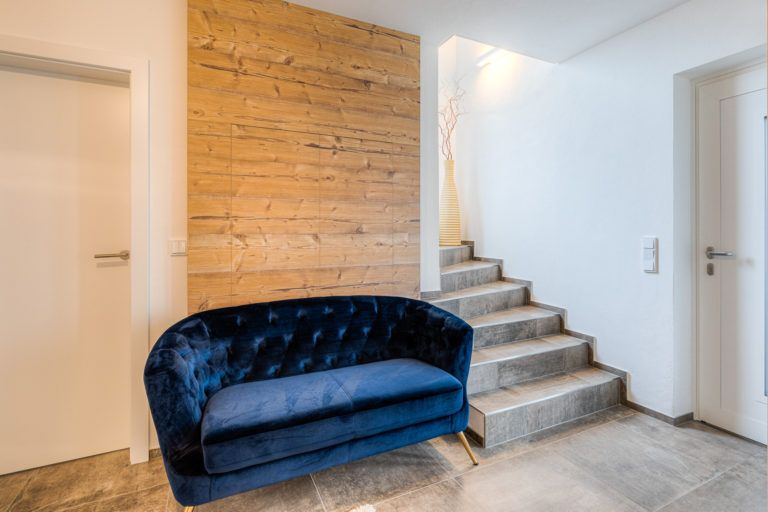 Eingangsbereich mit blauer Couch.