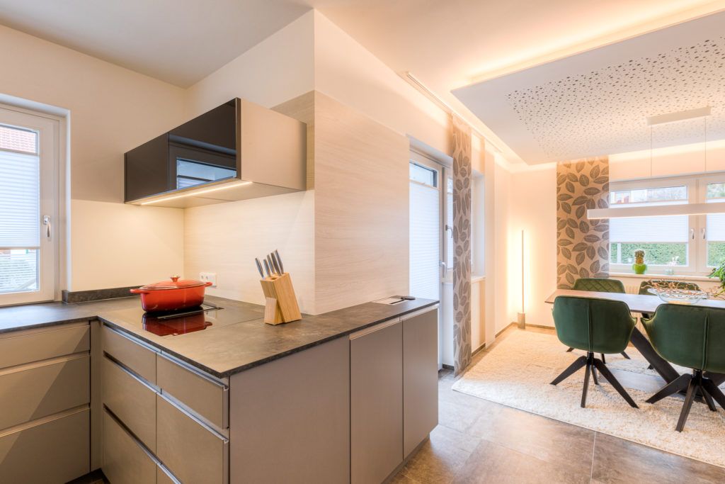 Weiterführung der Arbeitsplatten, um Küche und Esszimmer zu verbinden.