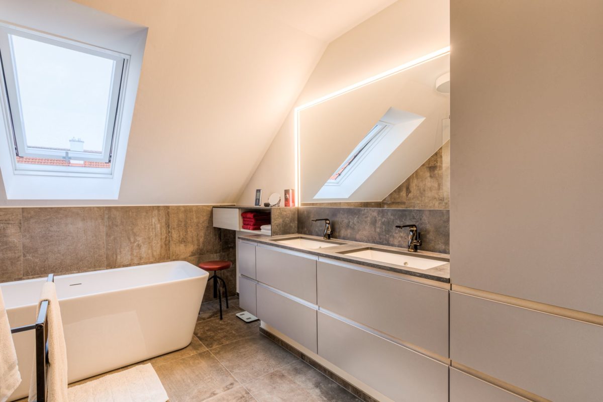 Badezimmer mit Dachschräge nach Umbau