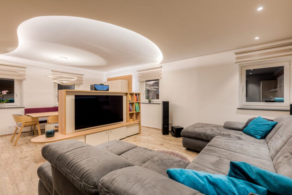 Großer Wohnraum in neuem Design im Bauernhaus