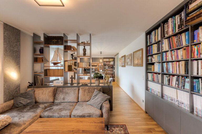 Neue Inneneinrichtung eines Penthouses mit Wandeinbauten