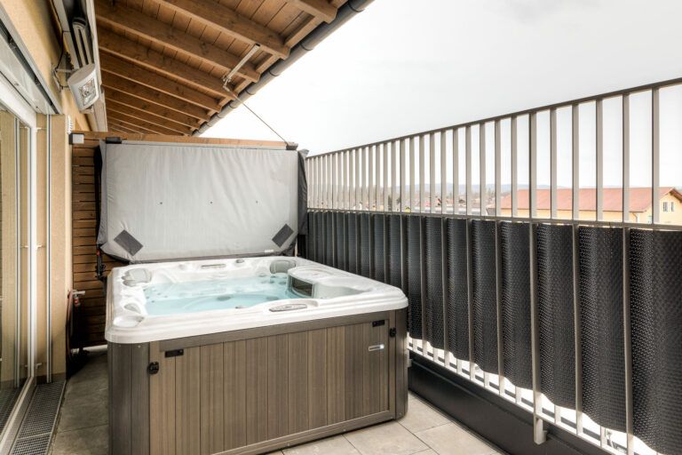 Whirlpool auf Terrasse von Penthouse-Wohnung