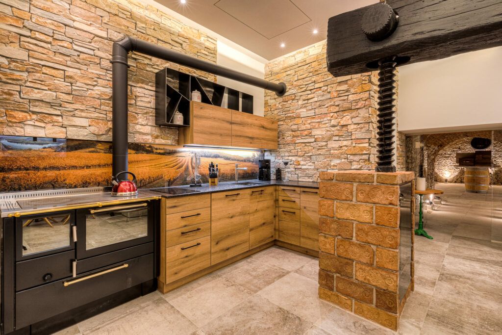 Küche mit Heizrohr im umgebauten Weinpresshaus