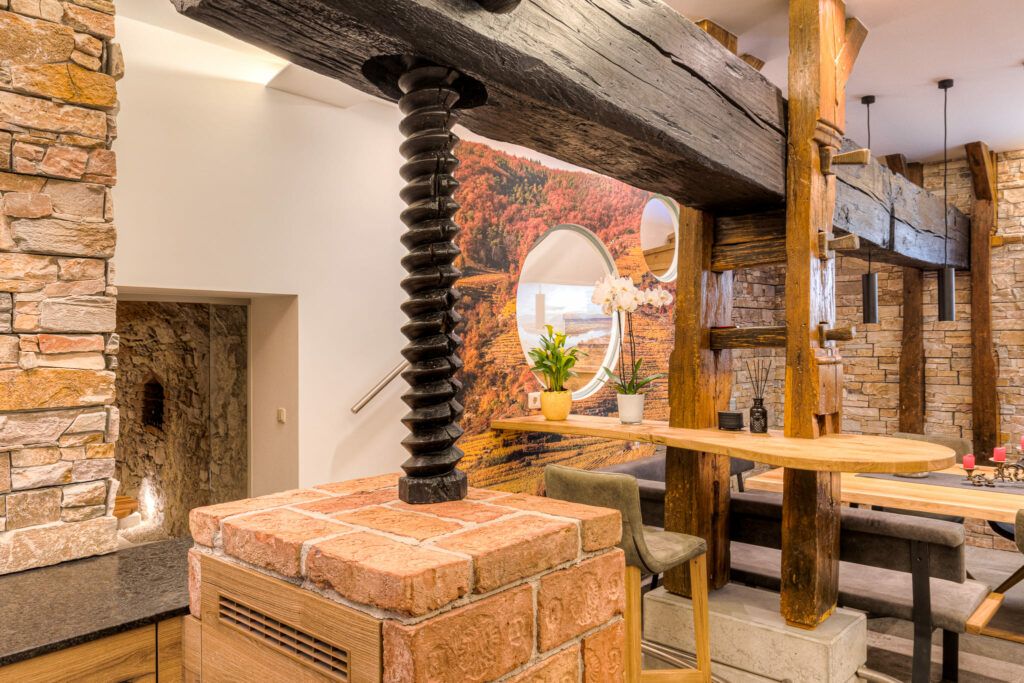 Umgebautes Weinpresshaus mit alter Spindel