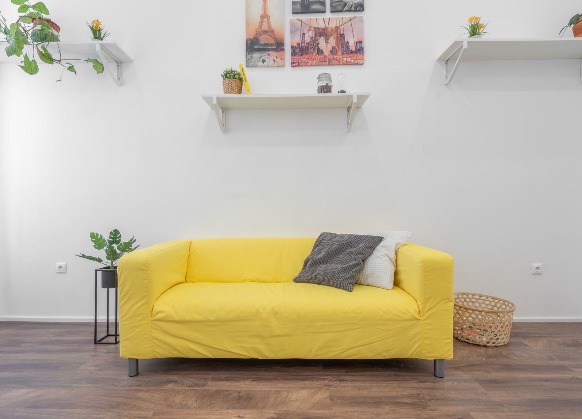 Fehler beim Wohnzimmer einrichten kleines Sofa kahle Wand - 9 ½ häufige Einrichtungsfehler im Wohnzimmer