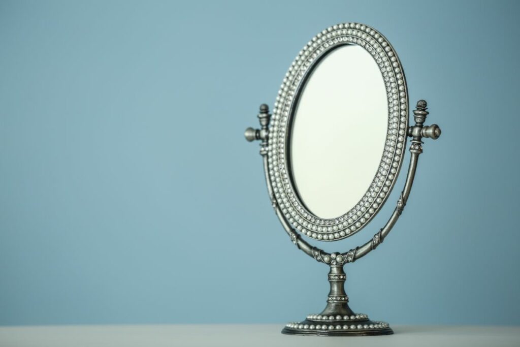 Ovaler Spiegel mit Ständer