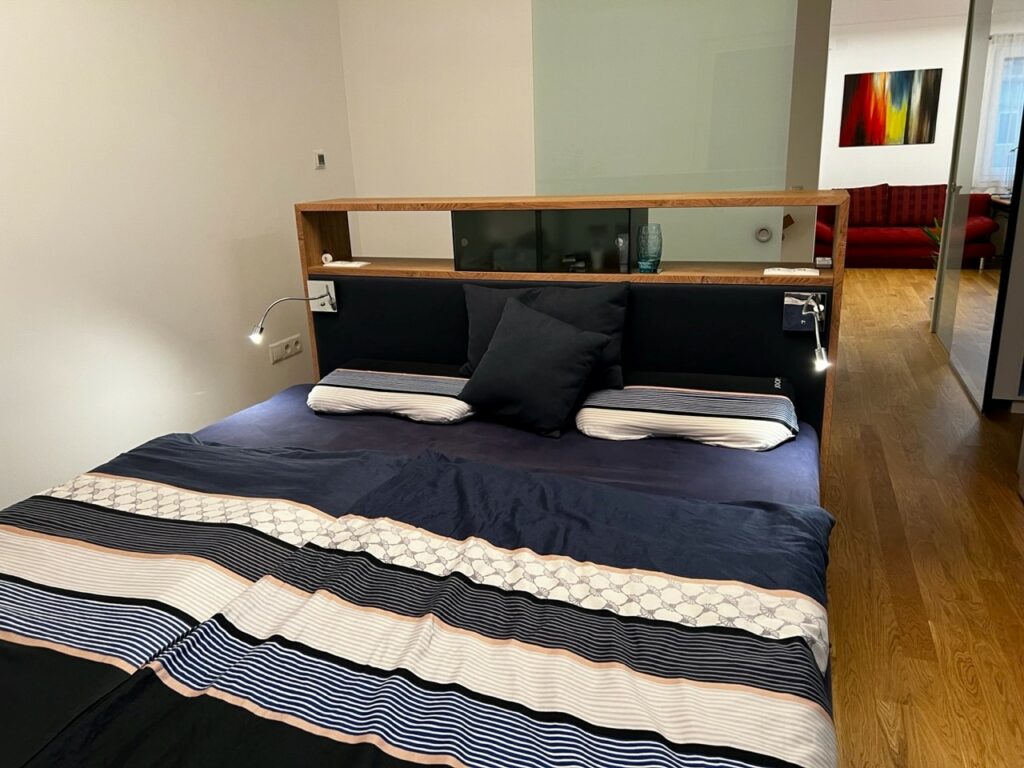 Bett mitten im Raum
