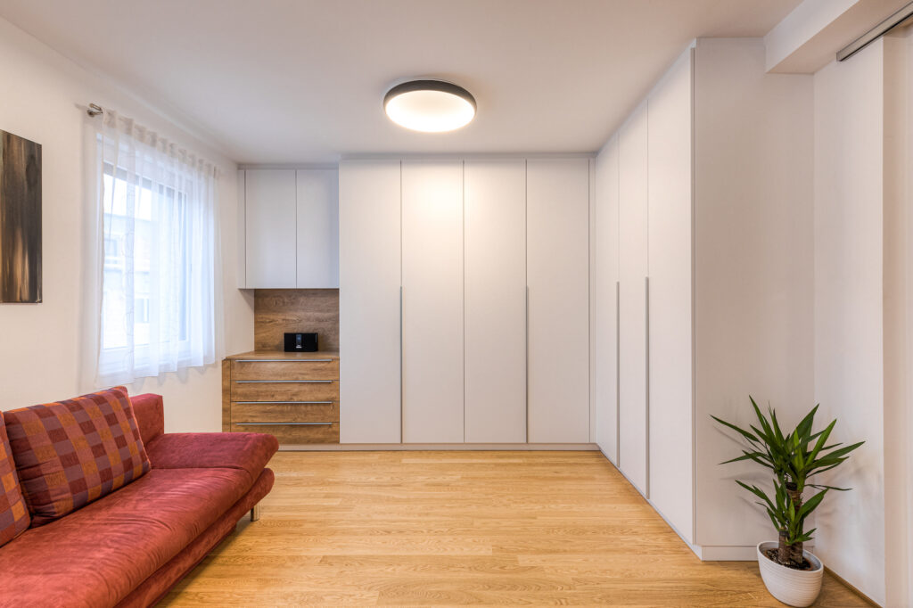 Büro mit Einbauschränken