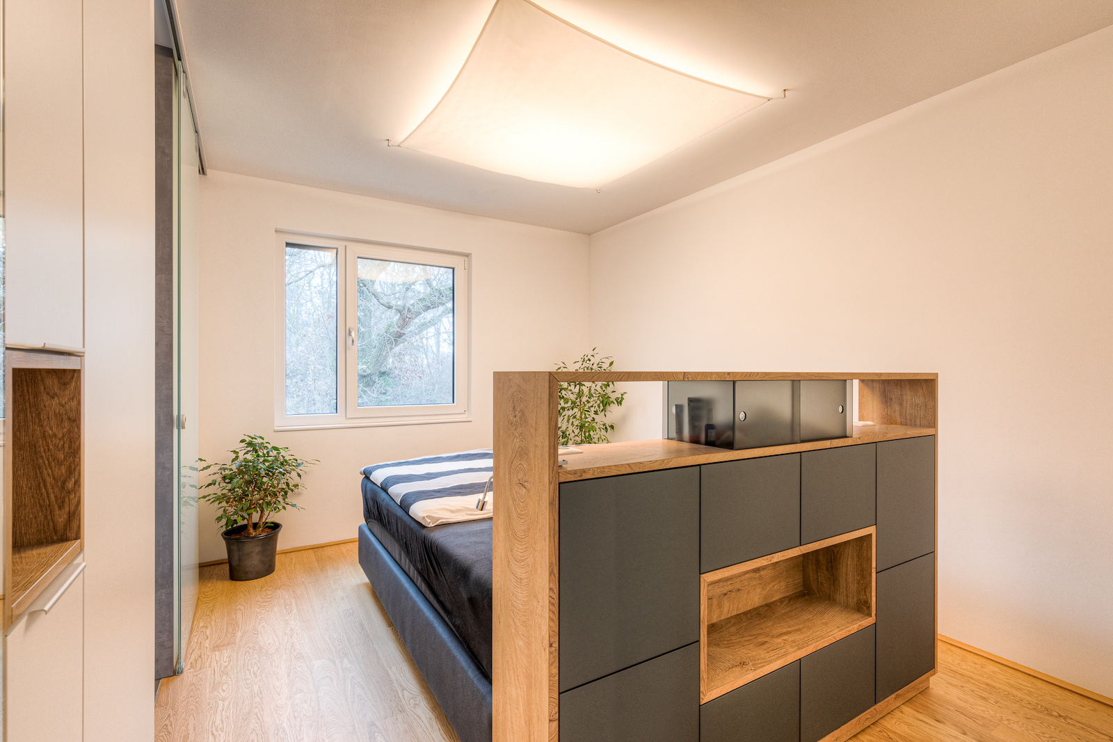 Schlafzimmer mit Bett in der Mitte