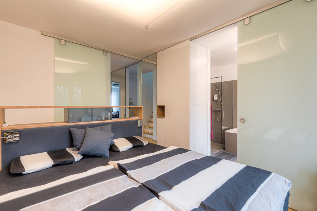 Bett mit angrenzendem Bad