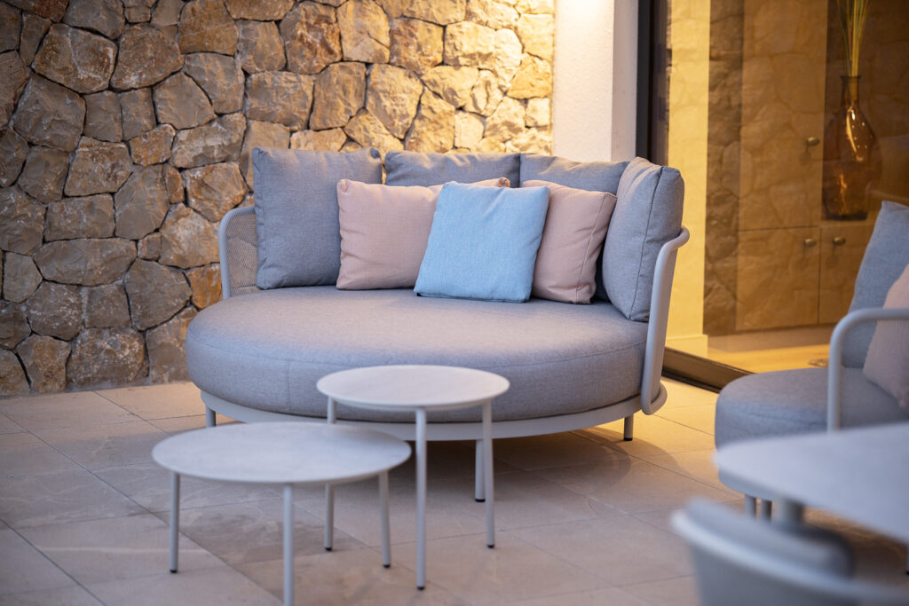 Pastellfarbenes Sofa auf Mallorca