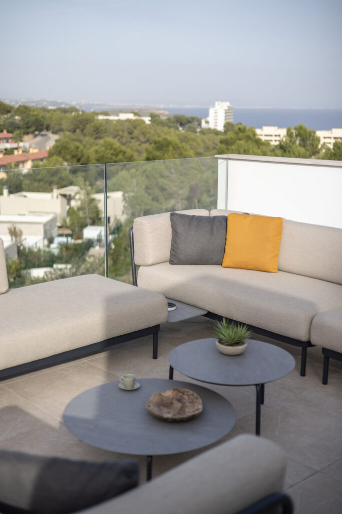 Sitzgruppe mit farbigen Kissen