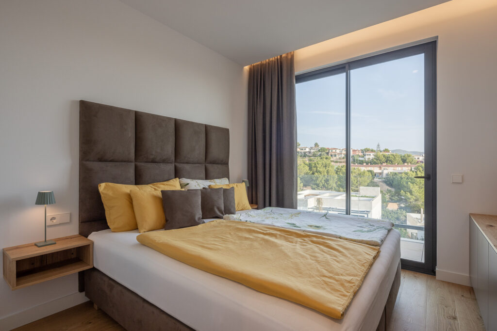 Bett im Schlafzimmer mit Aussicht auf Mallorca