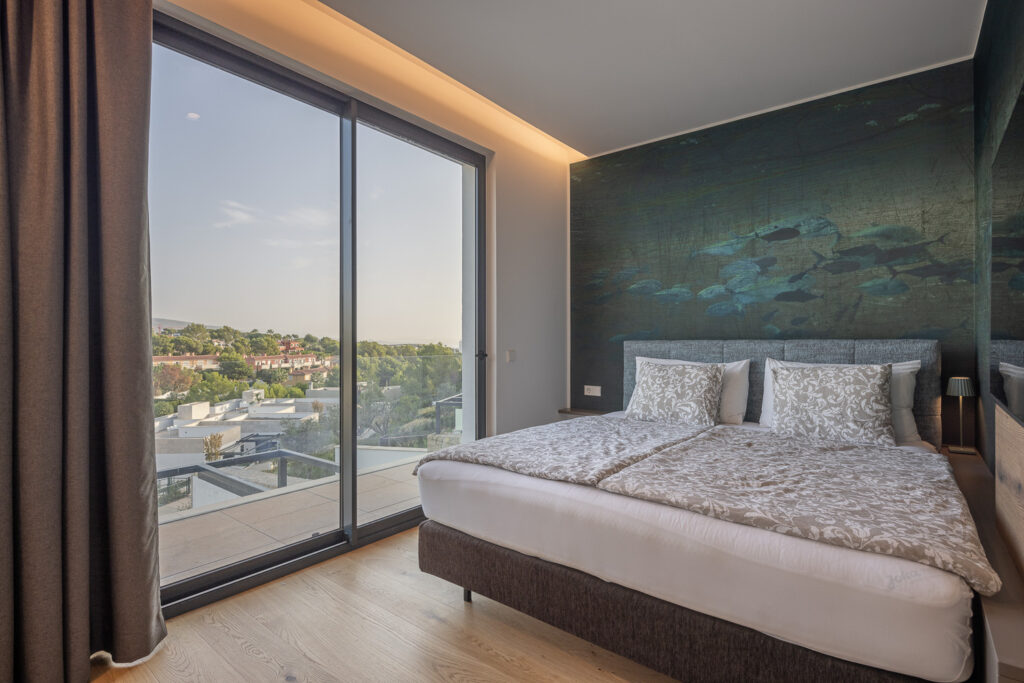 Schlafzimmer mit deckenhohem Fenster