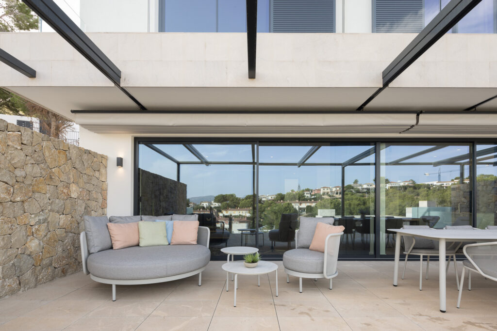 Terrasse mit pastellfarbenen Sitzmöbeln