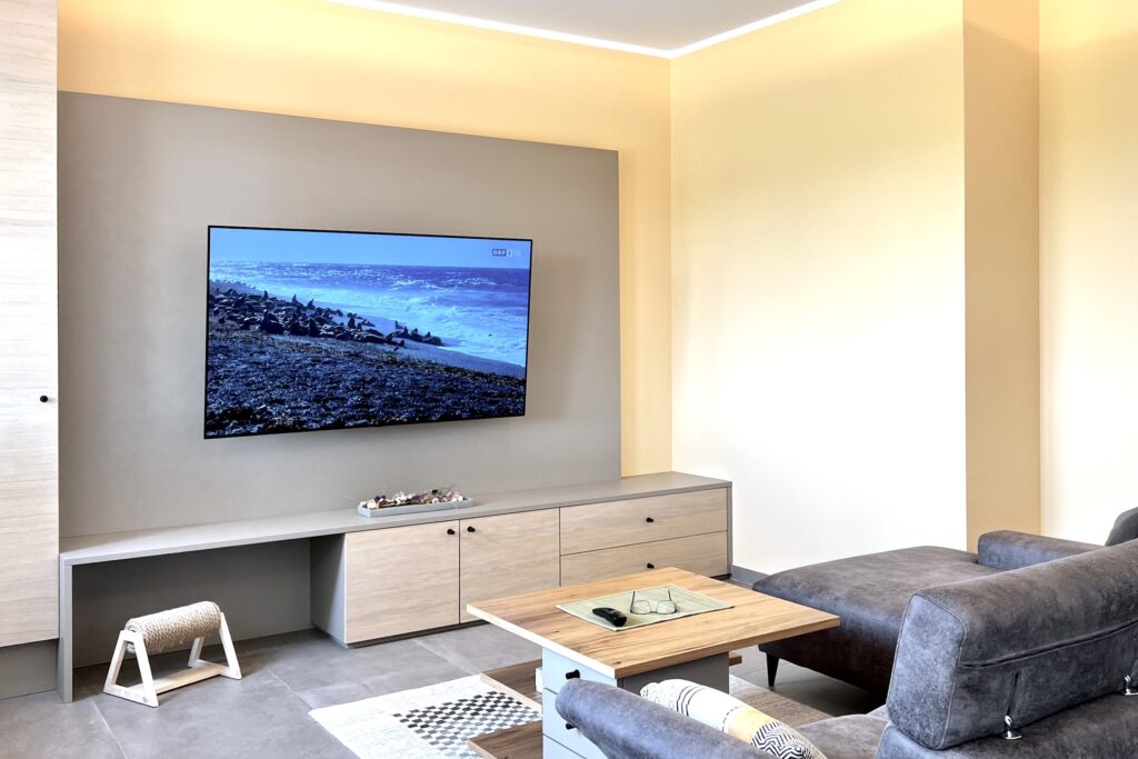 TV-Gerät und Sidebord in Baumgartenberg