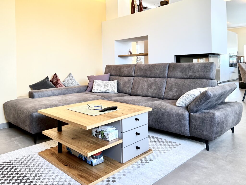 Couch mit Tisch in Baumgartenberg