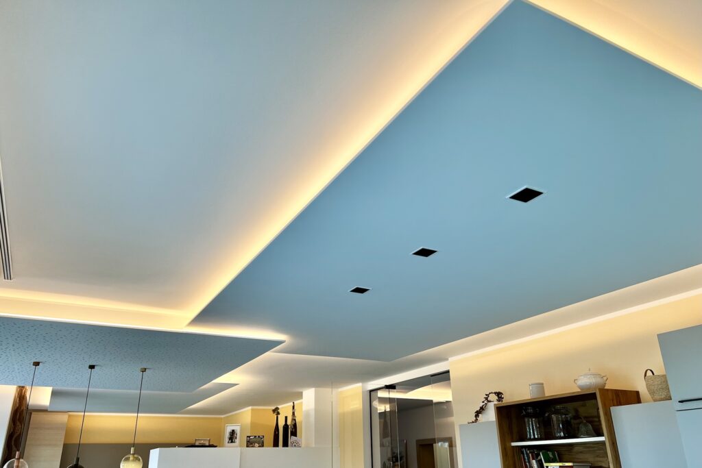 Abgehängte Decken mit indirekter Beleuchtung