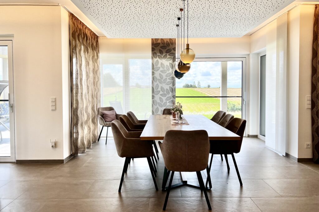 Essbereich mit Blick auf Terrasse