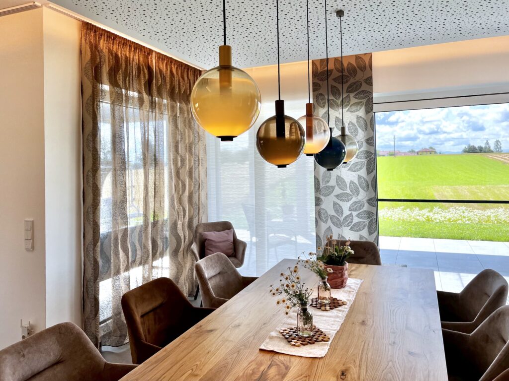 Esstisch mit großen Fenstern