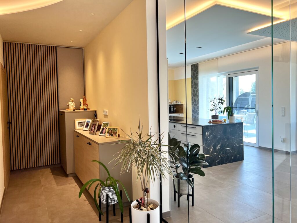 Flur mit Glastür und Blick in die Küche