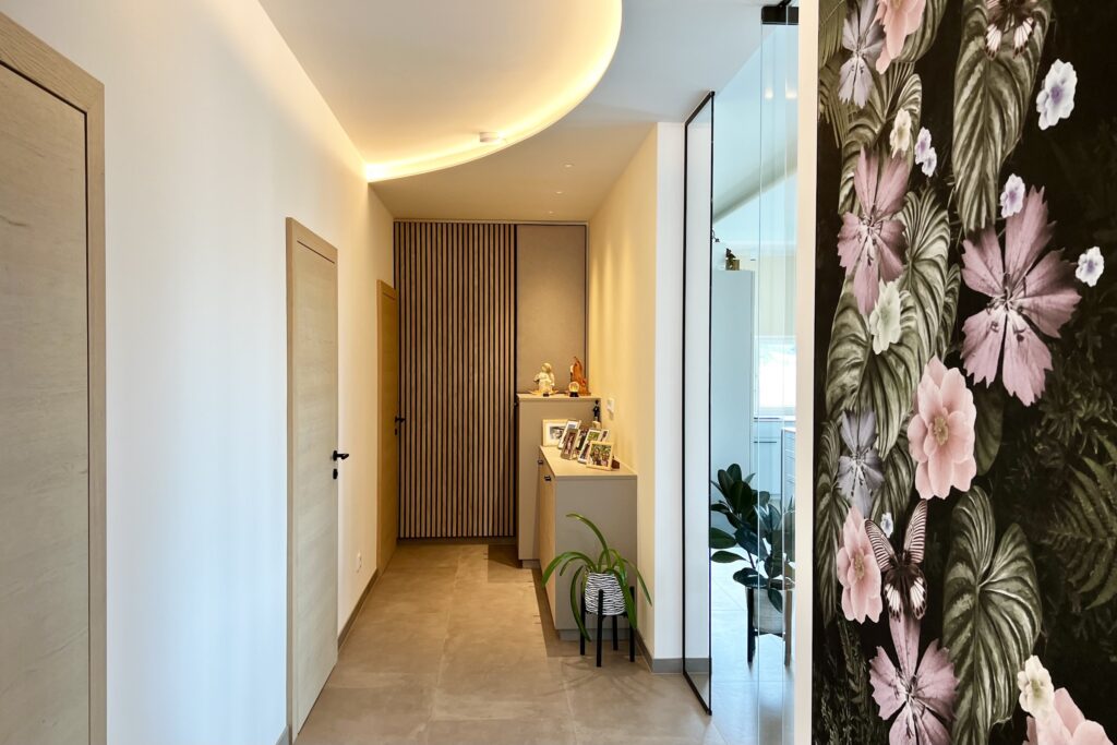 Flur mit Wandstoffbezug