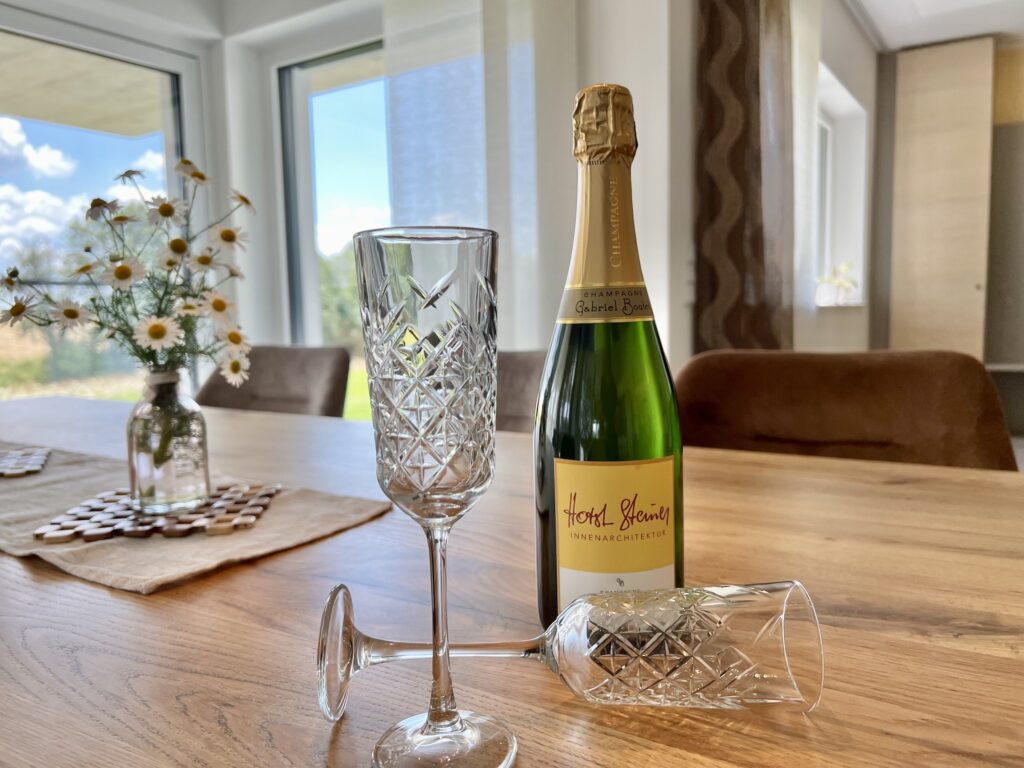 Sektflasche für Kunden von Horst Steiner Innenarchitektur