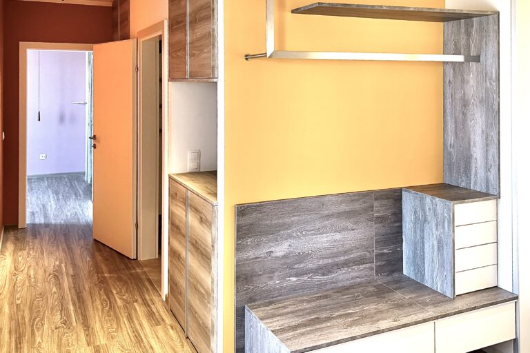 Einbau im Eingangsbereich mit Garderobe Neubauwohnung in Wien