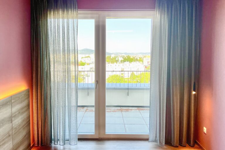 Ausblick auf Balkon und über Wien von Neubauwohnung