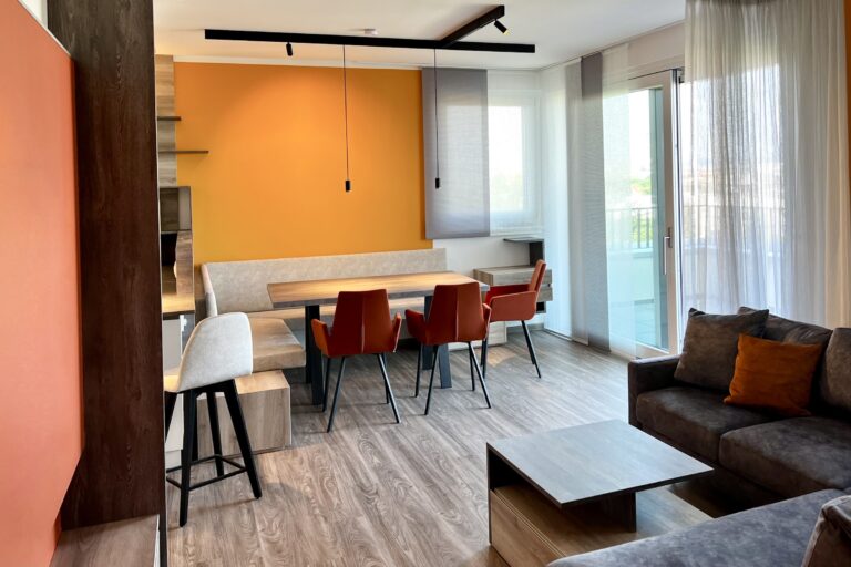 Wohnraum mit Essecke von Neubauwohnung in Wien