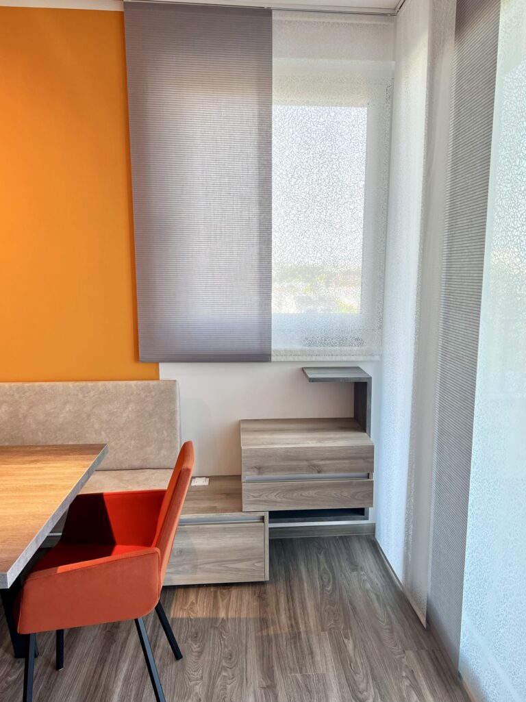Einbauten neben Esstisch Neubauwohnung in Wien