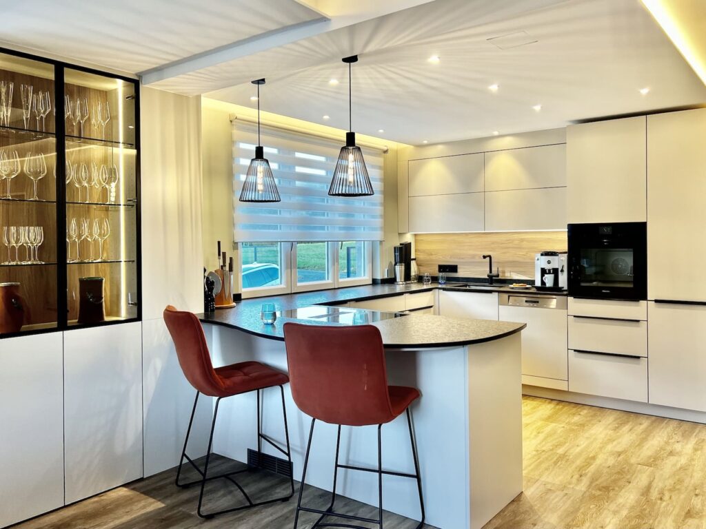 Offene Küche mit Kochinsel