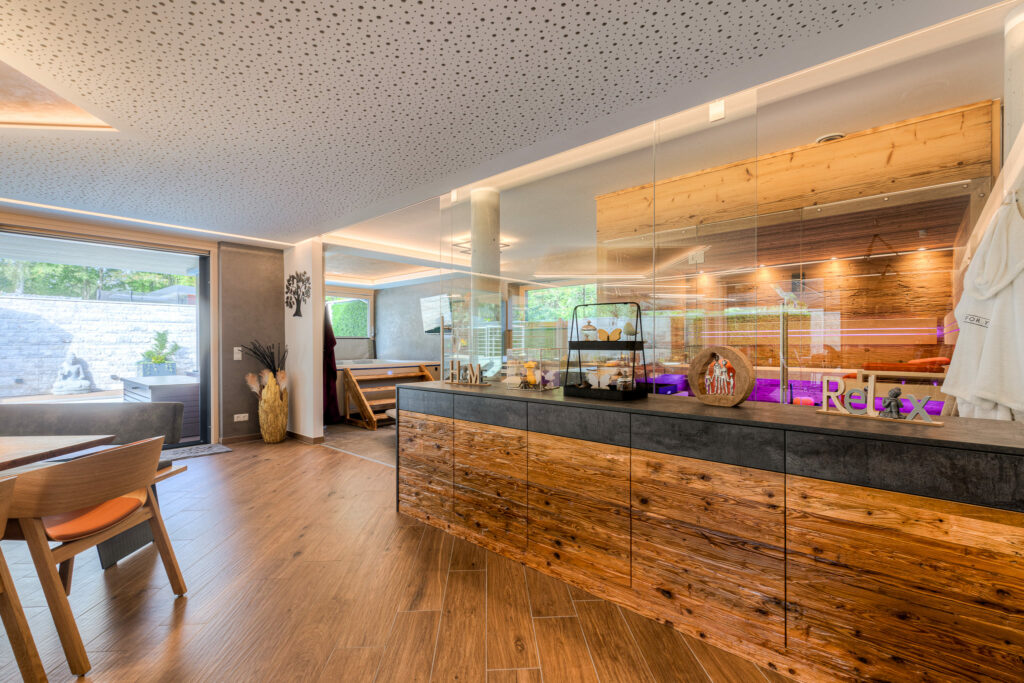 Lange Kommode vor Saunabereich