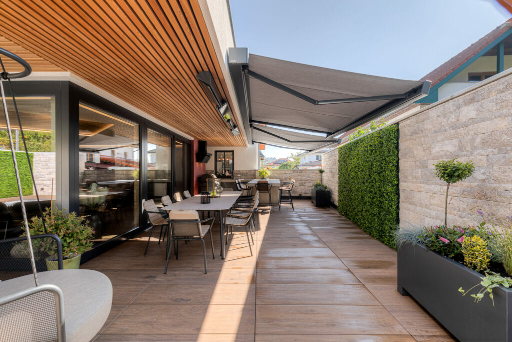 Outdoorküche mit Sichtschutzwand