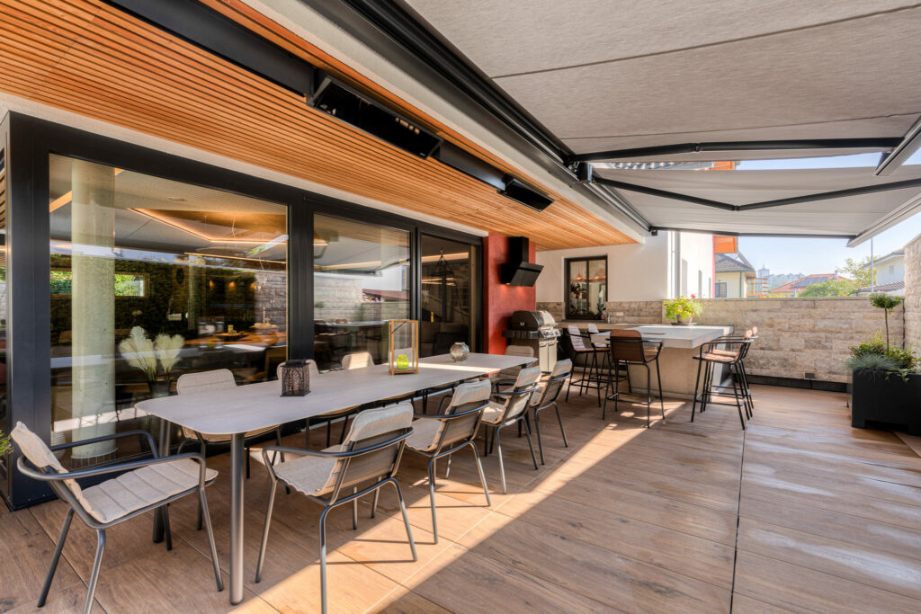 Outdoorküche und Esstisch