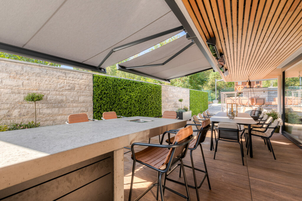 Bar vor Sichtschutzwand