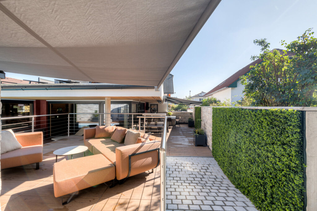 Lounge-Bereich mit Kunstgraswand