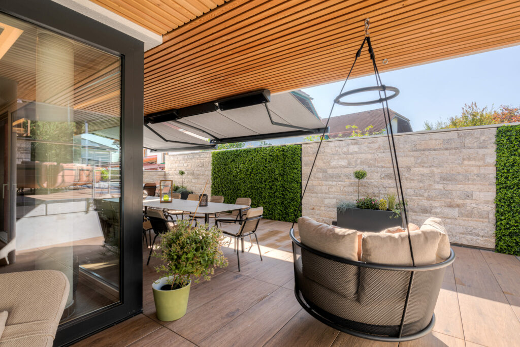 Hängestuhl auf Terrasse