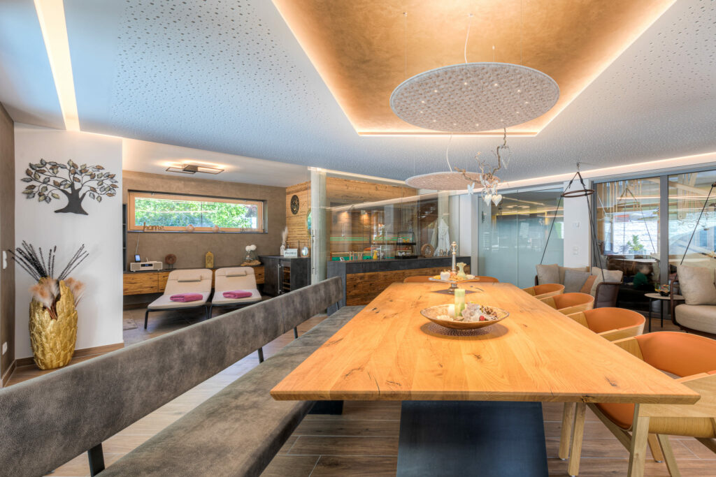 Großer Esstisch im Wellnessbereich
