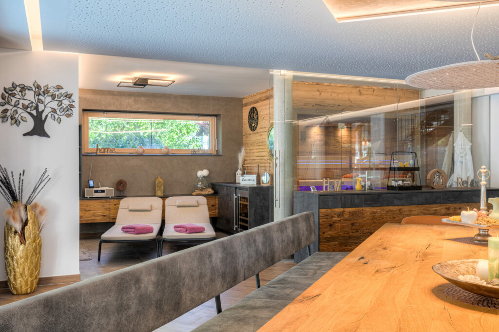 Ansicht Wellnessbereich vom Esstisch