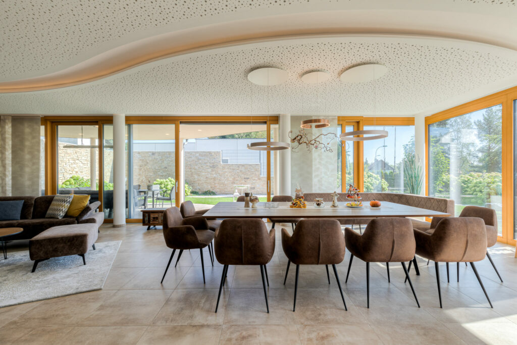 Wintergarten-Anbau in Grossschönau, Esstisch innen