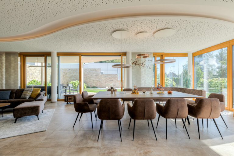 Wintergarten-Anbau in Grossschönau, Esstisch innen