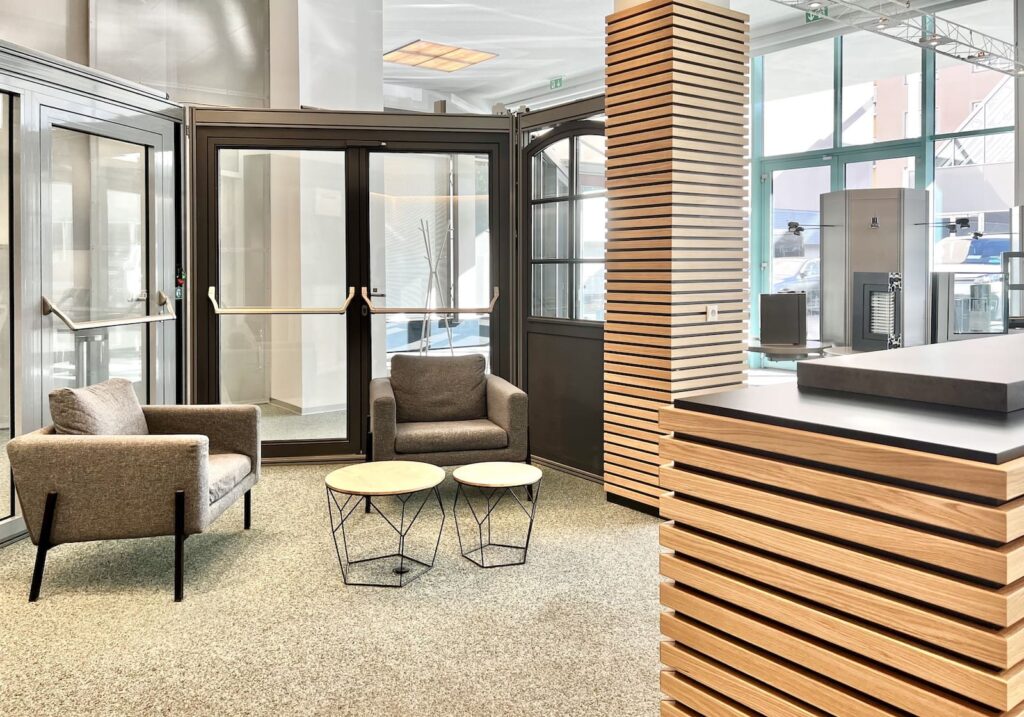 Firmengebäude AluKönigStahl mit neuer Sitznische