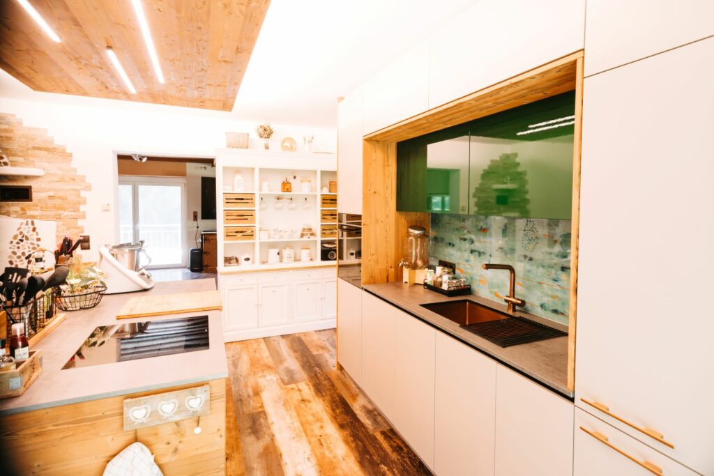 Neue Küche in 100-jährigem Haus mit alter Vitrine