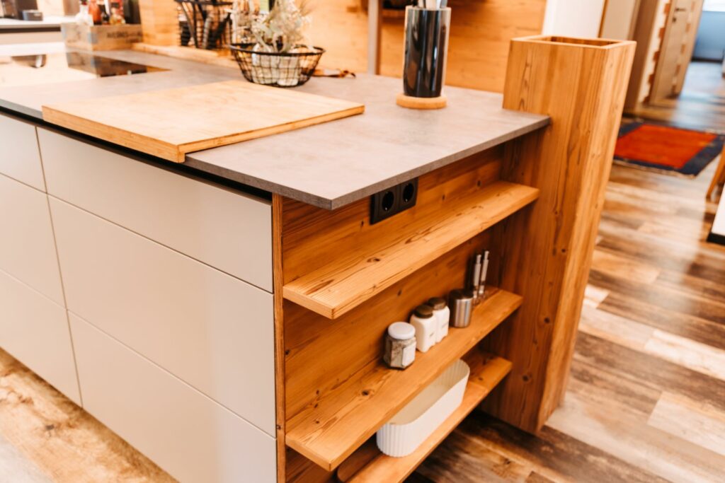 Große Kochinsel mit Seitenregalen