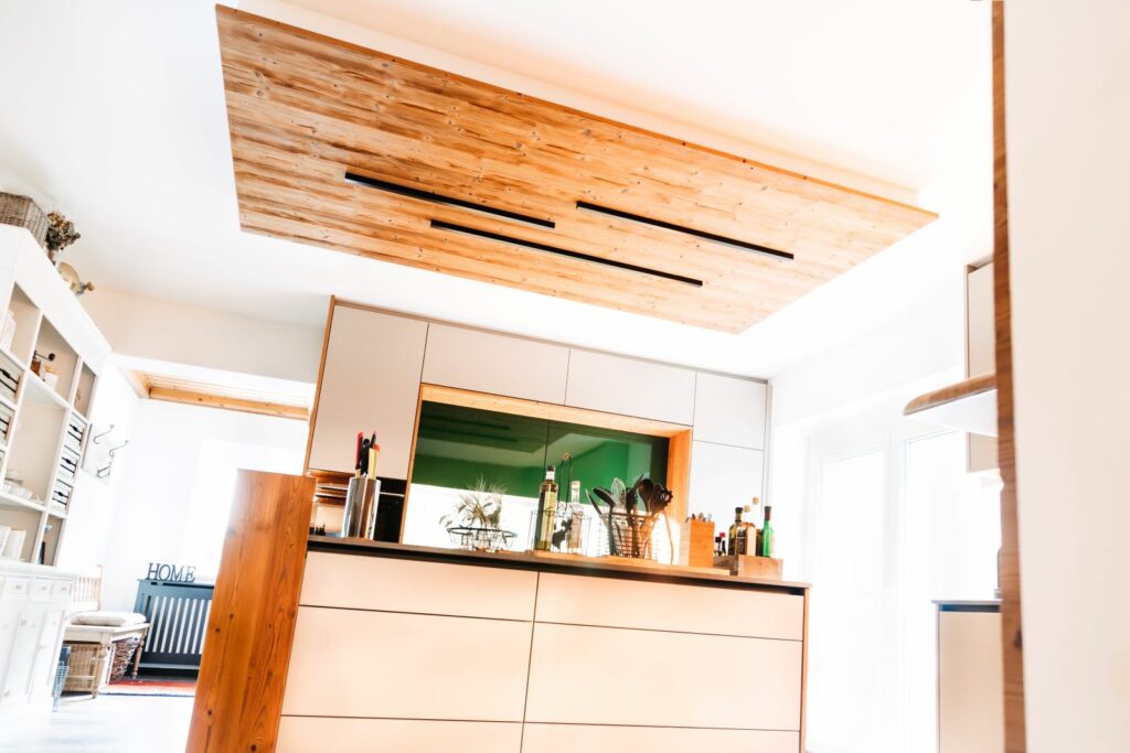 Abgehängte Decker über Kochinsel mit indirekter Beleuchtung