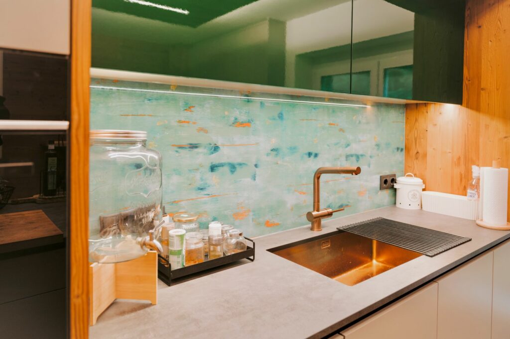 Küchenzeile in Nische mit Kupferspüle