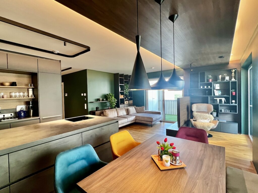farbenfrohes Esszimmer mit Blick in den Wohnraum