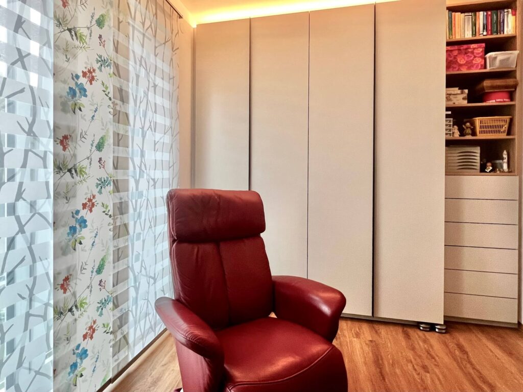 gemütliches Polstermöbel, Schrank