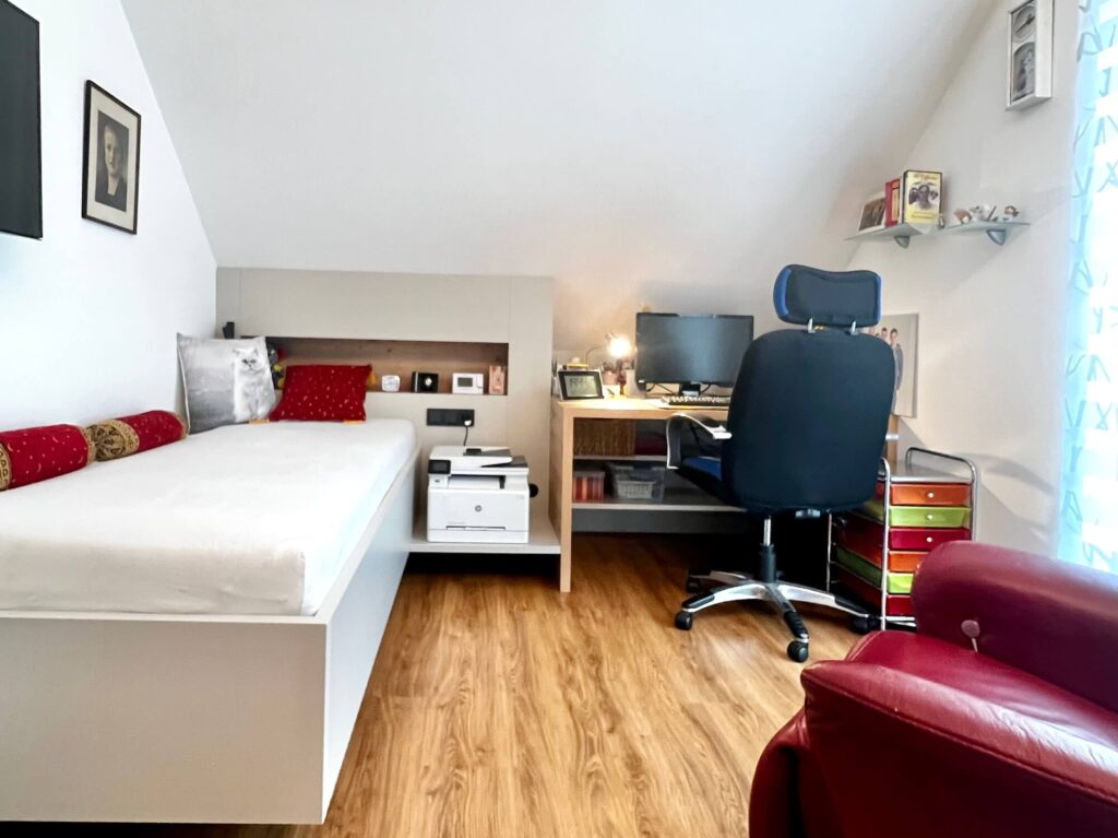 Arbeitszimmer mit Gästebett